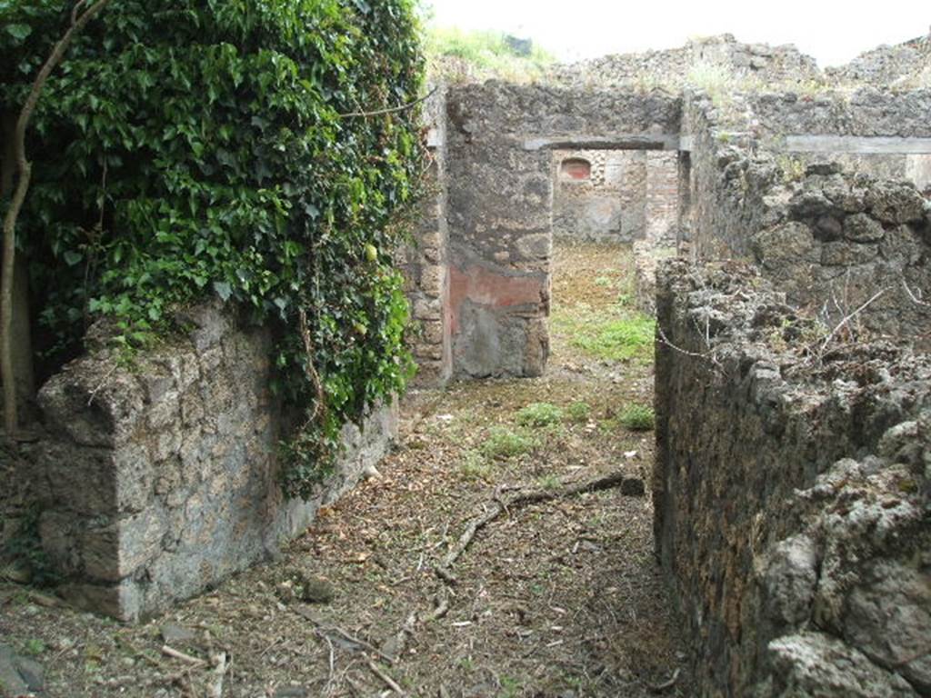 IX.9.13 Pompeii. May 2005. Looking west from entrance doorway.