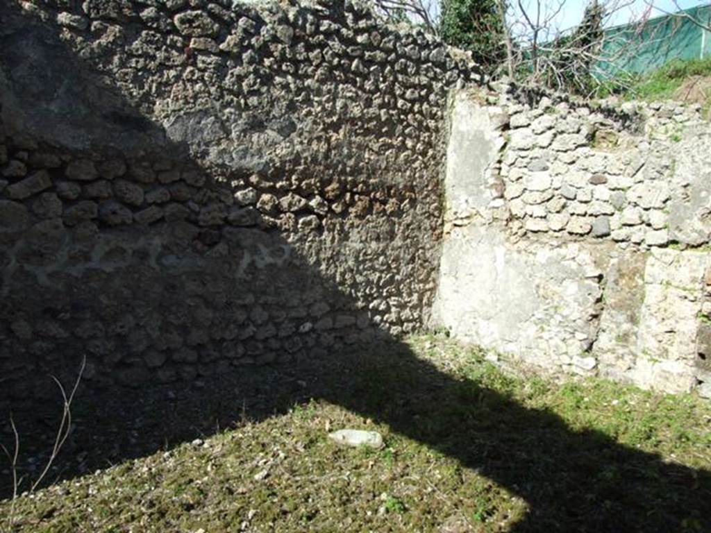 IX.9.13 Pompeii.  March 2009.  Room 3, Triclinium.  North east corner.