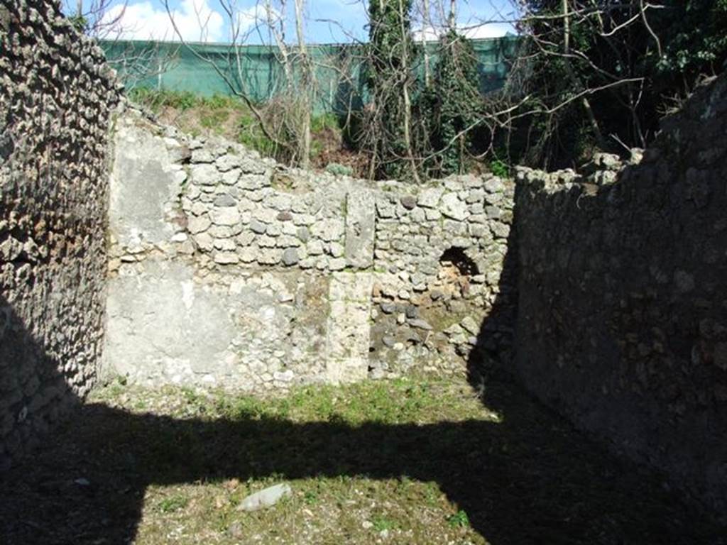 IX.9.13 Pompeii.  March 2009.  Room 3, Triclinium.  East wall.