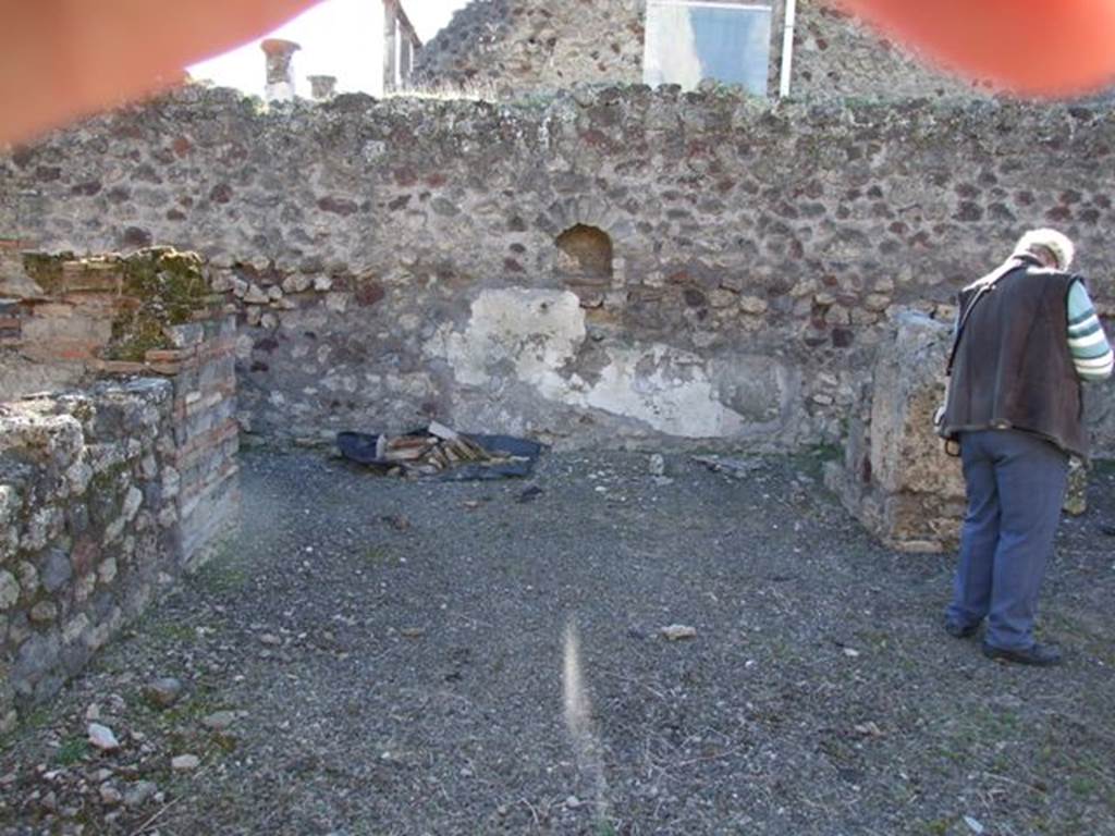 IX.9.a Pompeii. March 2009. Looking west across wide north portico.