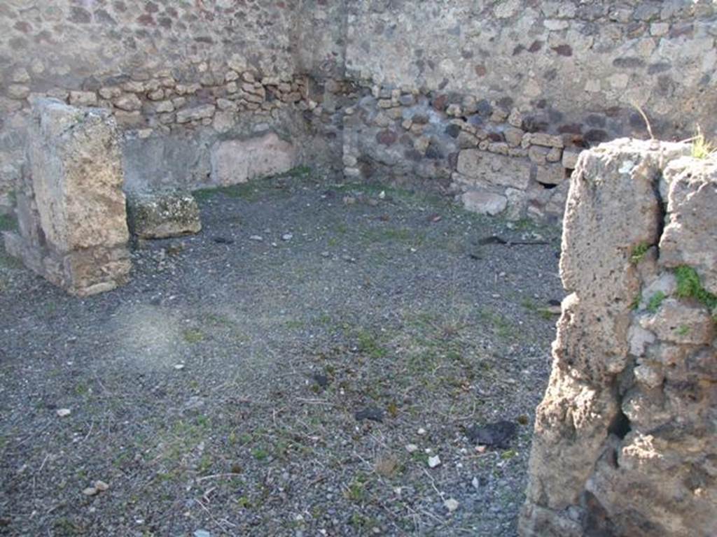 IX.9.a Pompeii.  March 2009. Looking north west into Triclinium, from wide passageway around garden.