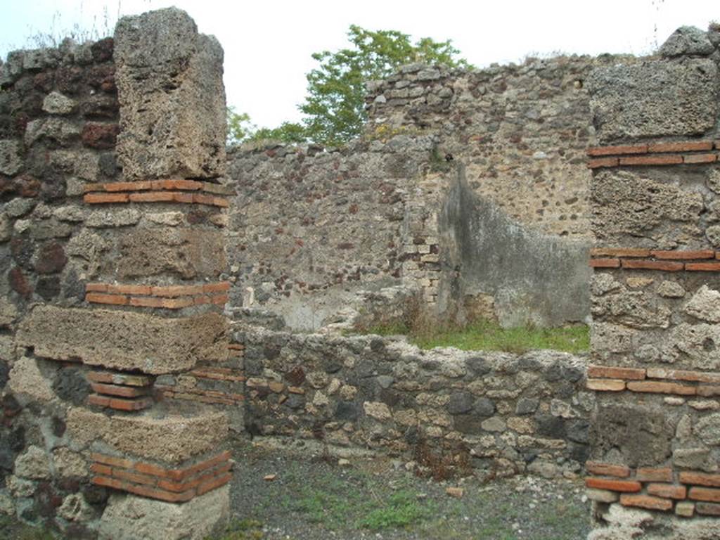 IX.9.a Pompeii. May 2005. Entrance doorway, looking east across room f, the peristyle.