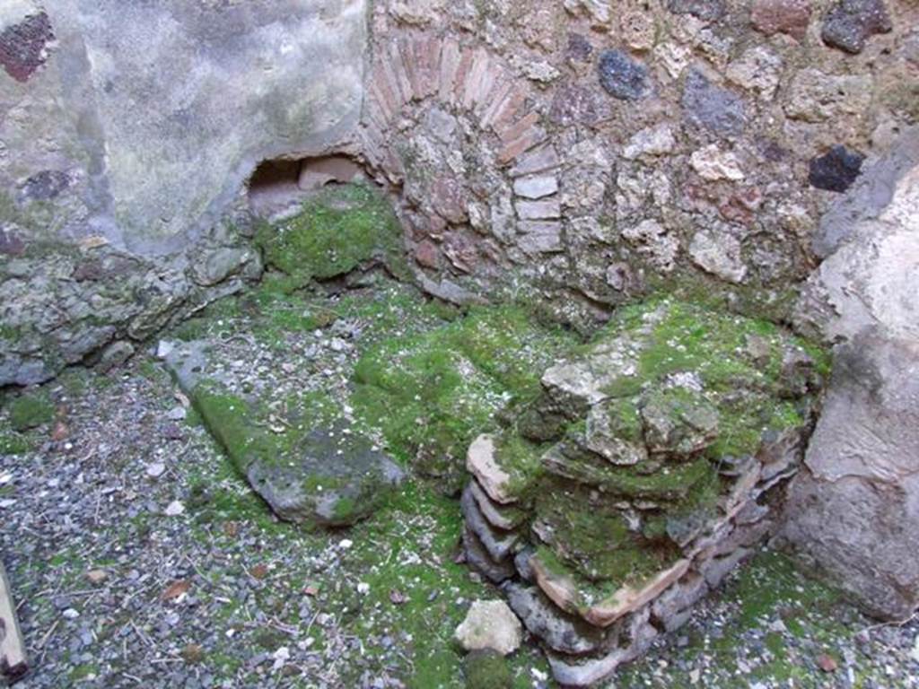 IX.9.a Pompeii. March 2009. Latrine in north-west corner of kitchen.