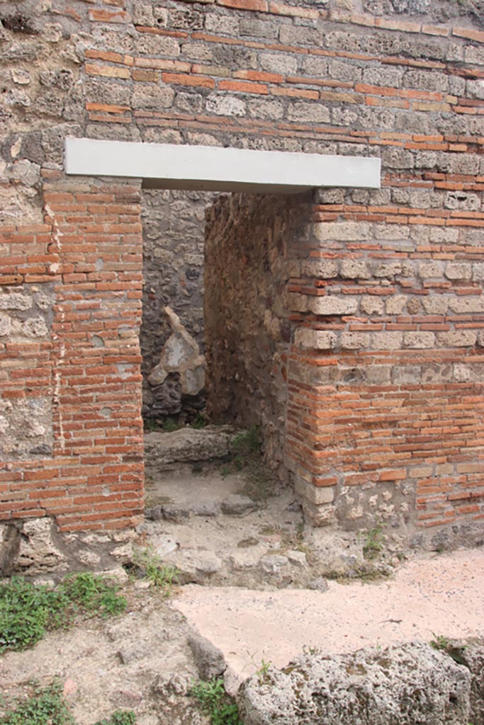 IX.9.b Pompeii. October 2023. Looking east to entrance doorway. Photo courtesy of Klaus Heese. 