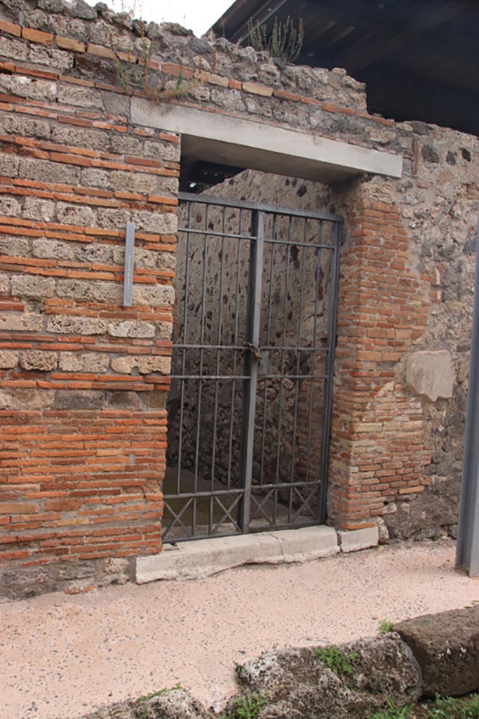 IX.9.c, Pompeii. October 2023. Entrance doorway. Photo courtesy of Klaus Heese. 