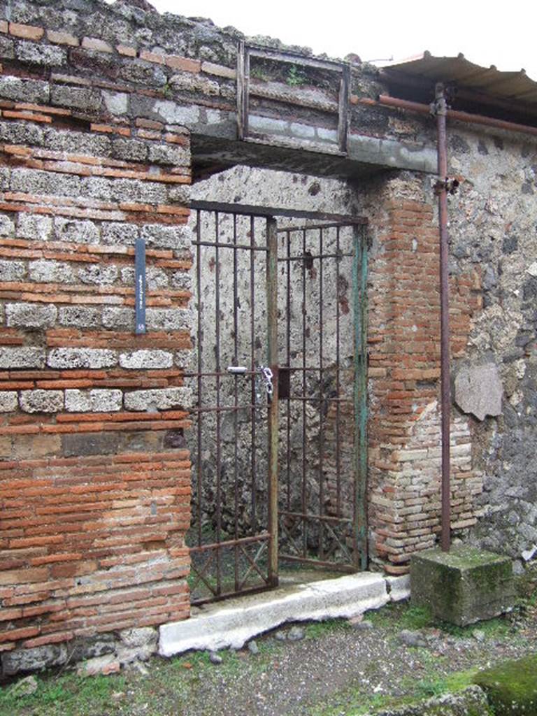 IX.9.c Pompeii. December 2005. Entrance doorway. According to NdS, the door threshold was of travertine, and found in the doorjamb were the holes for the beam that strengthened the door.
See Notizie degli Scavi, 1889, p. 126.
