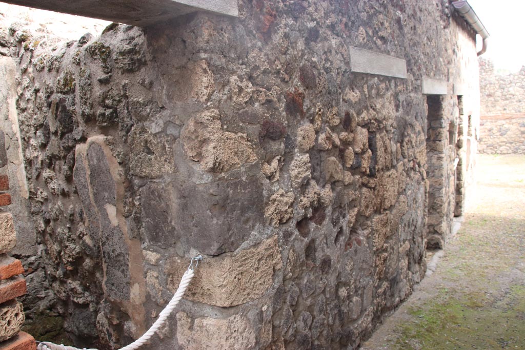 IX.9.c Pompeii. October 2023. 
Looking east along north wall of entrance corridor, from doorway into latrine, on left. Photo courtesy of Klaus Heese. 
