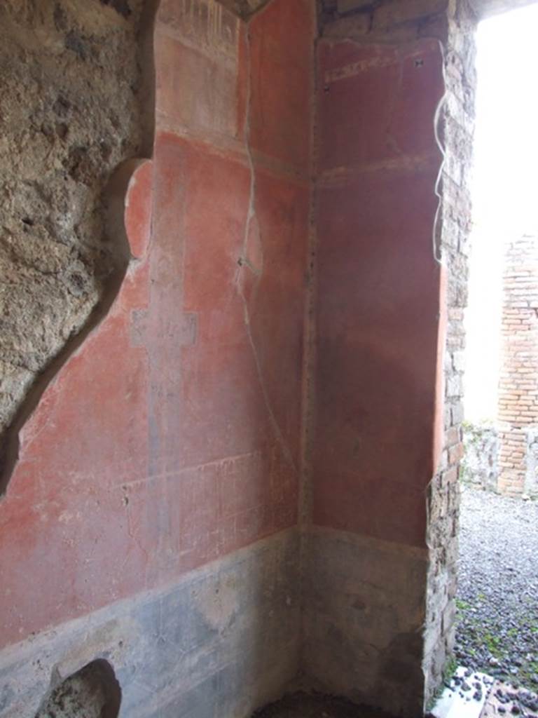 IX.9.c Pompeii.  March 2009.  North east corner of Triclinium.