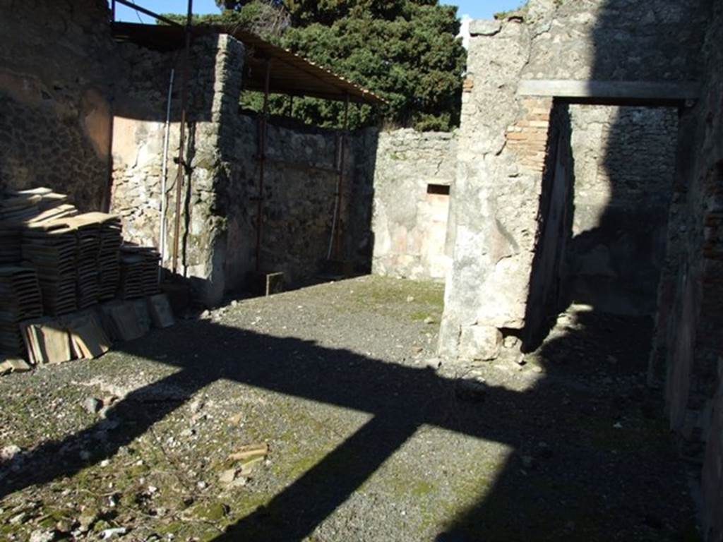 IX.9.d Pompeii. March 2009.  Looking north-east across atrium b, towards room f, tablinum.