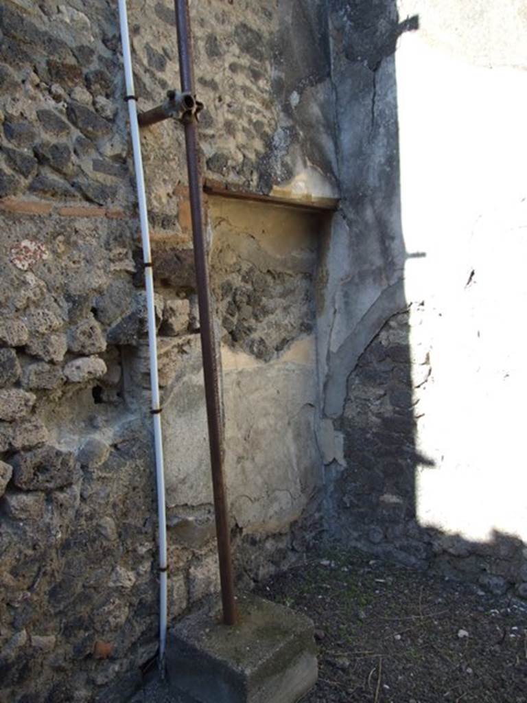 IX.9.d Pompeii.  March 2009. Room e. Triclinium.  Recess in north east corner.