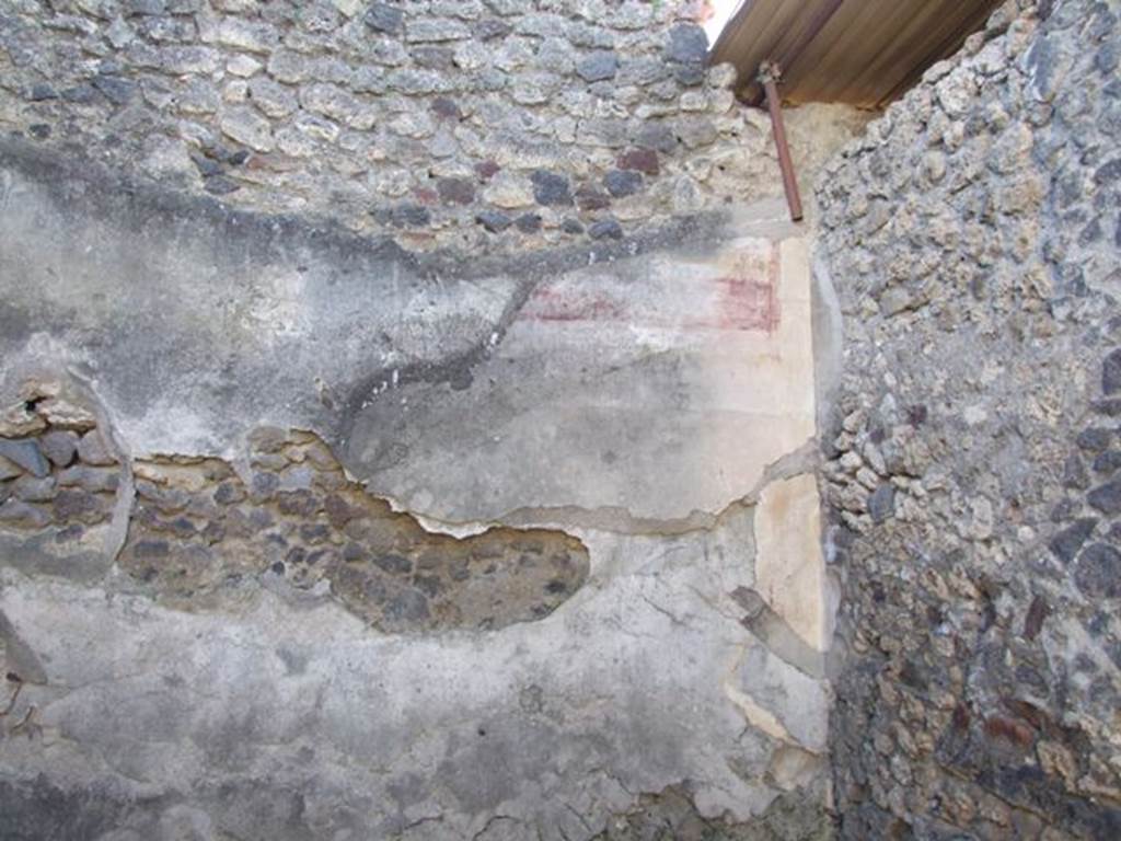 IX.9.d Pompeii. March 2009. Room e, north-west corner of triclinium.