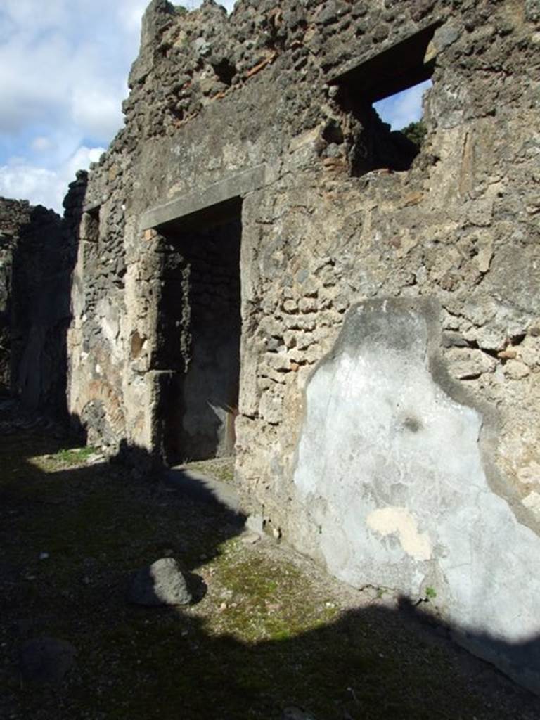 IX.9.e Pompeii. March 2009. Entrance doorway. Above the doorway, the holes for the beams and frame supporting the balcony can be seen.
