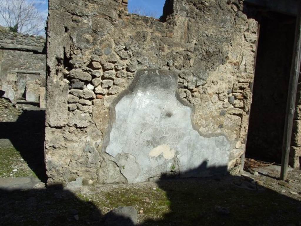 IX.9.e Pompeii. March 2009.  Plaster on front exterior wall, on south side from entrance doorway. Exterior plastered and painted street wall between IX.9.e and IX.9.f.  Found painted between IX.9.e and f, were 
Celer      [CIL IV 3806]
Celer      [CIL IV 3812]
See Della Corte, M., 1965.  Case ed Abitanti di Pompei. Napoli: Fausto Fiorentino. (p.166)
