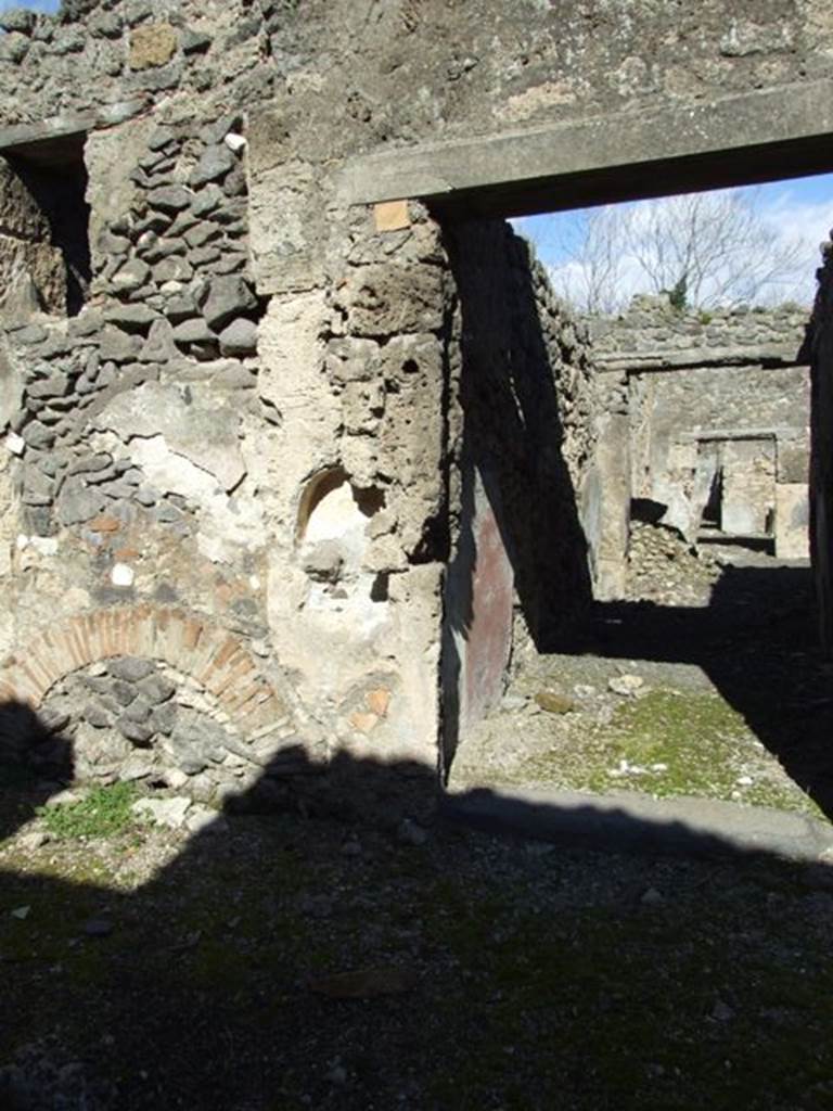 IX.9.e Pompeii. March 2009. North side of entrance doorway, with niche. According to Della Corte, an electoral programme was found here, between the entrances of IX.9.d and e, for another local candidate Ti. Claudio Vero. It was yet another notice written by Aemilius Celer 
Scr(ipsit) Aemilius Celer    [CIL IV 3820]
See Della Corte, M., 1965.  Case ed Abitanti di Pompei. Napoli: Fausto Fiorentino. (p.167)
According to Epigraphik-Datenbank Clauss/Slaby (See www.manfredclauss.de), it read 
Ti(berium)  Claudium 
/ Verum 
scr(ibsit) 
Aemilius  Celer 
[d(uum)v(irum)]  i(ure)  d(icundo)  o(ramus)  v(os)  f(aciatis)  vicini  Himer[        [CIL IV 3820]
According to Cooley, a translation of graffito CIL IV 3820, was -
Neighbours beg you to elect Tiberius Claudius Verus (duumvir) with judicial power. Aemilius Celer wrote this.   [CIL IV 3820]
See Cooley, A. and M.G.L., 2004. Pompeii : A Sourcebook. London : Routledge. (p.126) 
