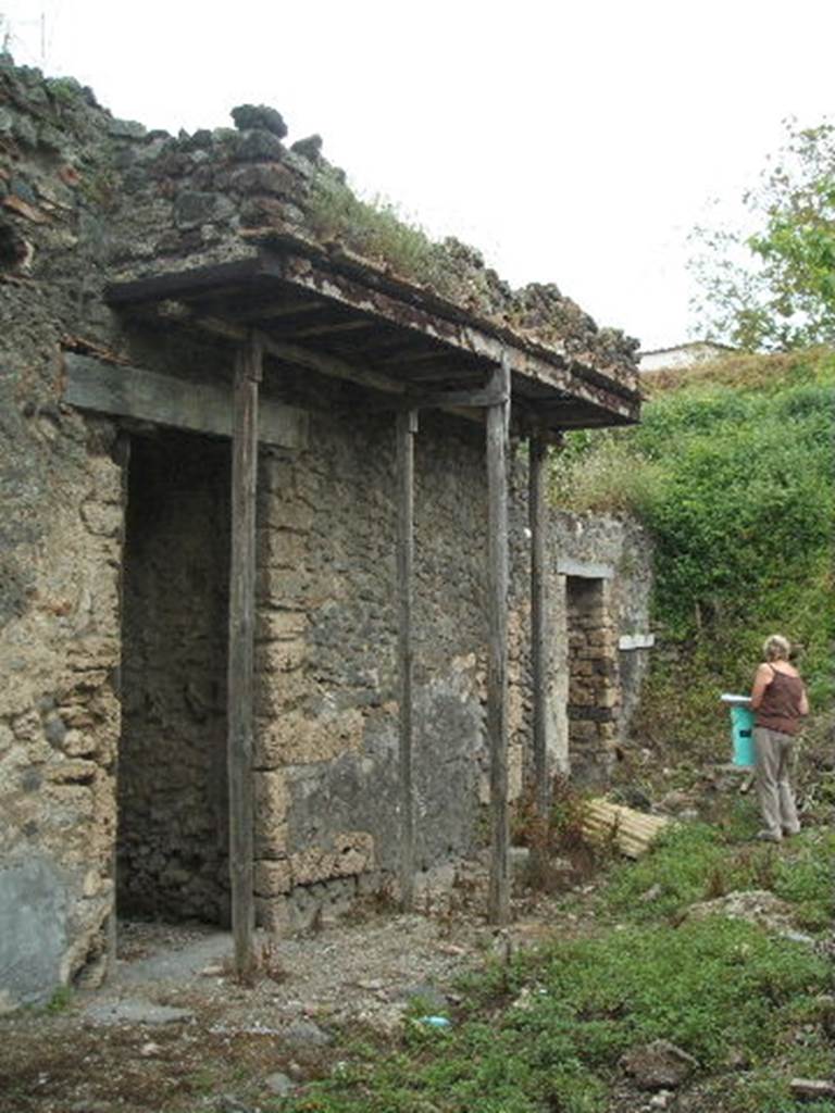 IX.9.f  Pompeii. May 2005. Entrance doorway (on left)