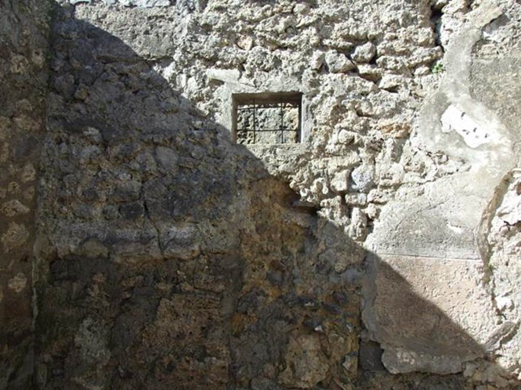 IX.9.f Pompeii.  March 2009. Tablinum (or Triclinium?).  North wall, with window to small room.