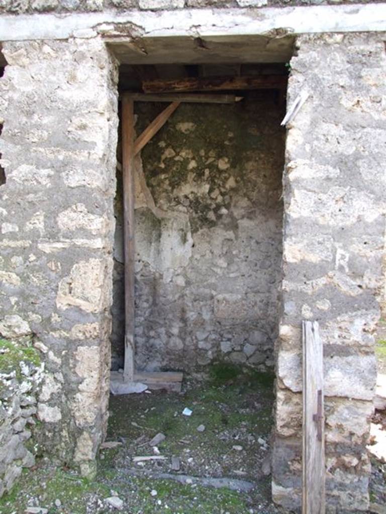 IX.9.f Pompeii.  March 2009. Doorway to Cubiculum.