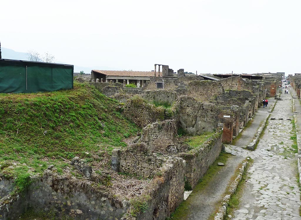 IX.10.1 Pompeii. May 2010. Looking down from above onto Via di Nola. Room 6, entrance fauces 1, rooms 3 and 4 and oven 7a are partly visible.