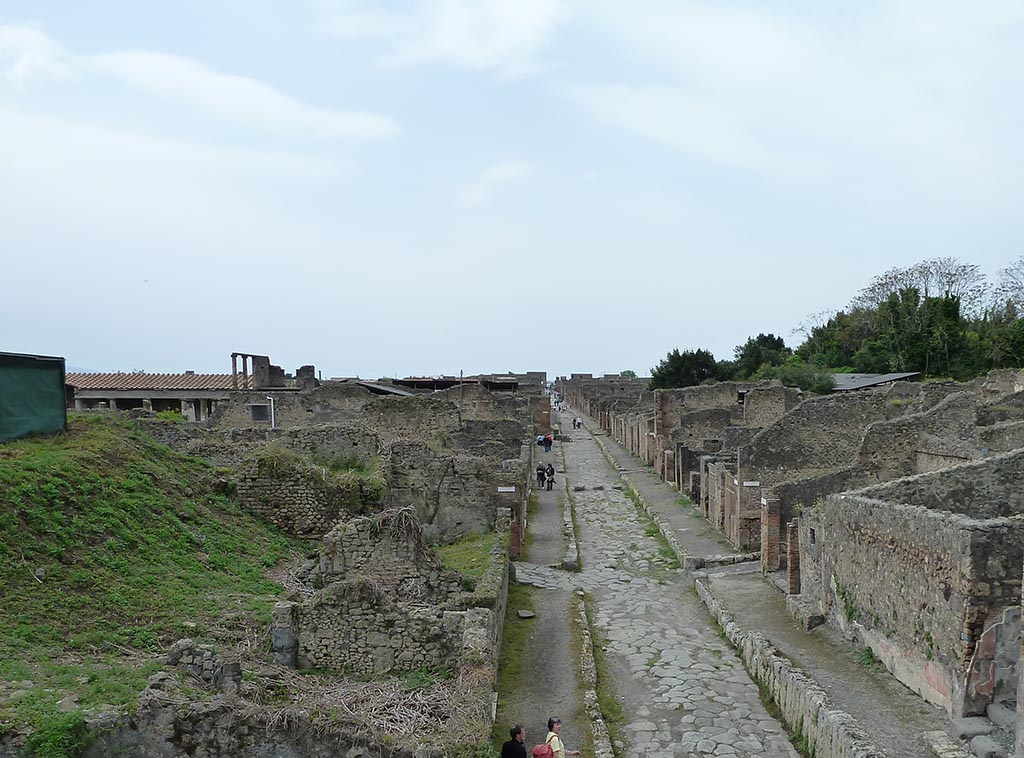 IX.10.1 Pompeii. May 2010. Looking down onto Via di Nola. Oecus 6, entrance fauces 1, rooms 3 and 4 and oven 7a are partly visible.