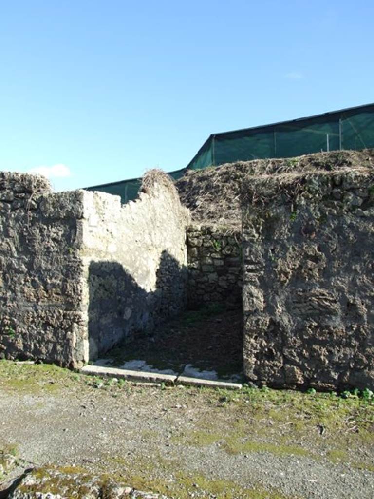 IX.10.1 Pompeii. March 2009. Entrance fauces 1, with oecus 6 on left, looking south from Via di Nola.