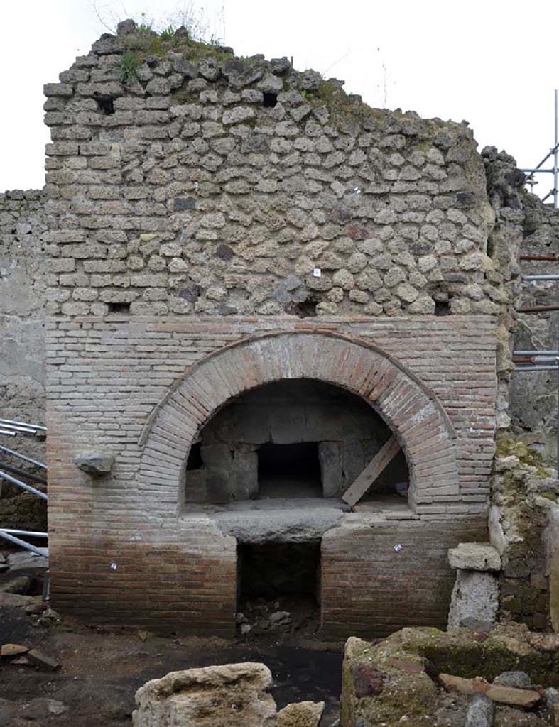 IX.10.1 Pompeii. May 2023. Room 7 and oven 7a. Looking west to the oven. Photograph © Parco Archeologico di Pompei.