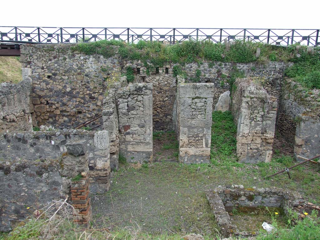 IX.10.2 Pompeii. May 2010. North end of atrium 2 with room 3, fauces 1, room 5, cubiculum 8 and cubiculum 7 on the east side, looking east.