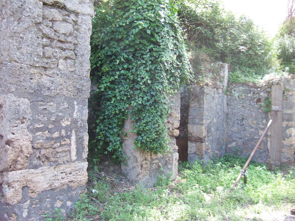 IX.10.2 Pompeii. May 2006. Doorways to cubiculum 7, on left, and cubiculum 6 on east side of atrium 2.