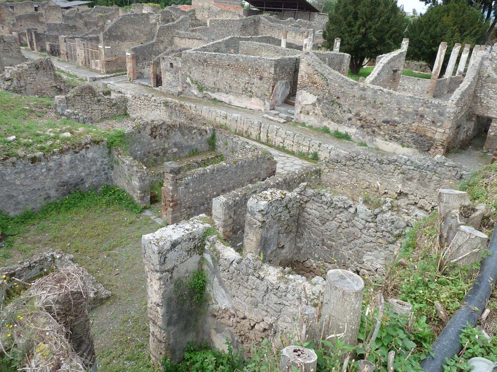 IX.10.2 Pompeii. May 2010. Looking north-west to kitchen 3, across cubicula 8 and 7, and triclinium on east side of atrium.