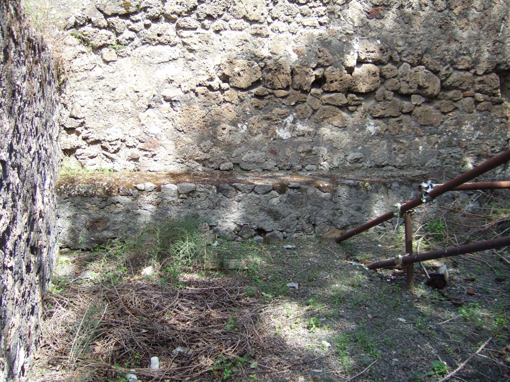 IX.10.2 Pompeii. May 2006.Triclinium 5, to east of entrance, looking north to stone bench.