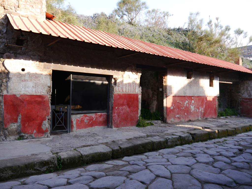 IX.11.2-4, Pompeii. March 2019. Looking north on Via dell’Abbondanza.
Foto Anne Kleineberg, ERC Grant 681269 DÉCOR.
