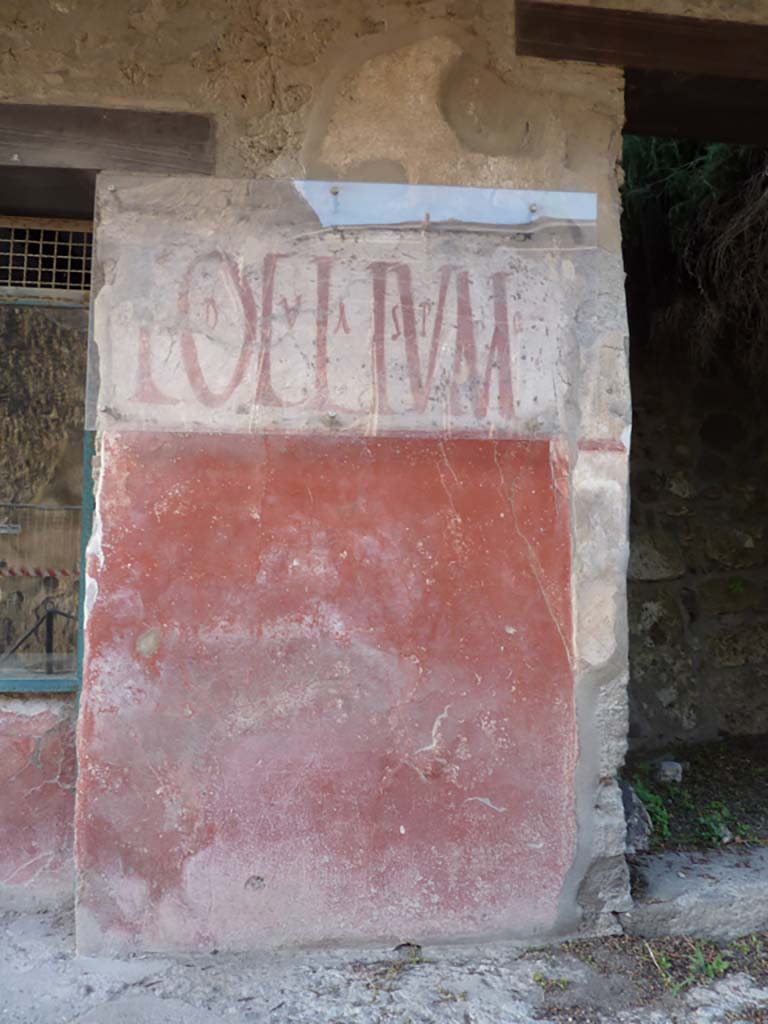 IX.11.2 Pompeii. October 2014. Graffiti on east side of entrance.  
Foto Annette Haug, ERC Grant 681269 DÉCOR.
