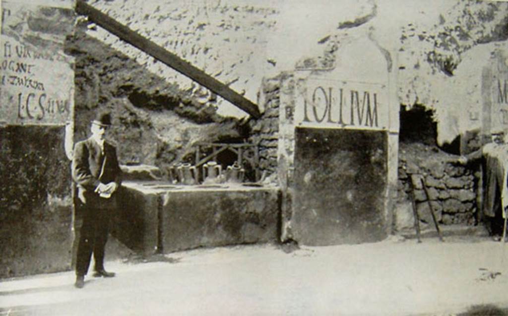 IX.11.2 Pompeii. 1913. Entrance on Via dell’Abbondanza. On the left pillar is the inscription L C S IIVR, now only partially readable.
According to Epigraphik-Datenbank Clauss/Slaby (See www.manfredclauss.de) this read:

L(ucium) C(eium) S(ecundum) IIv(i)r(um)   [CIL IV 7865]
