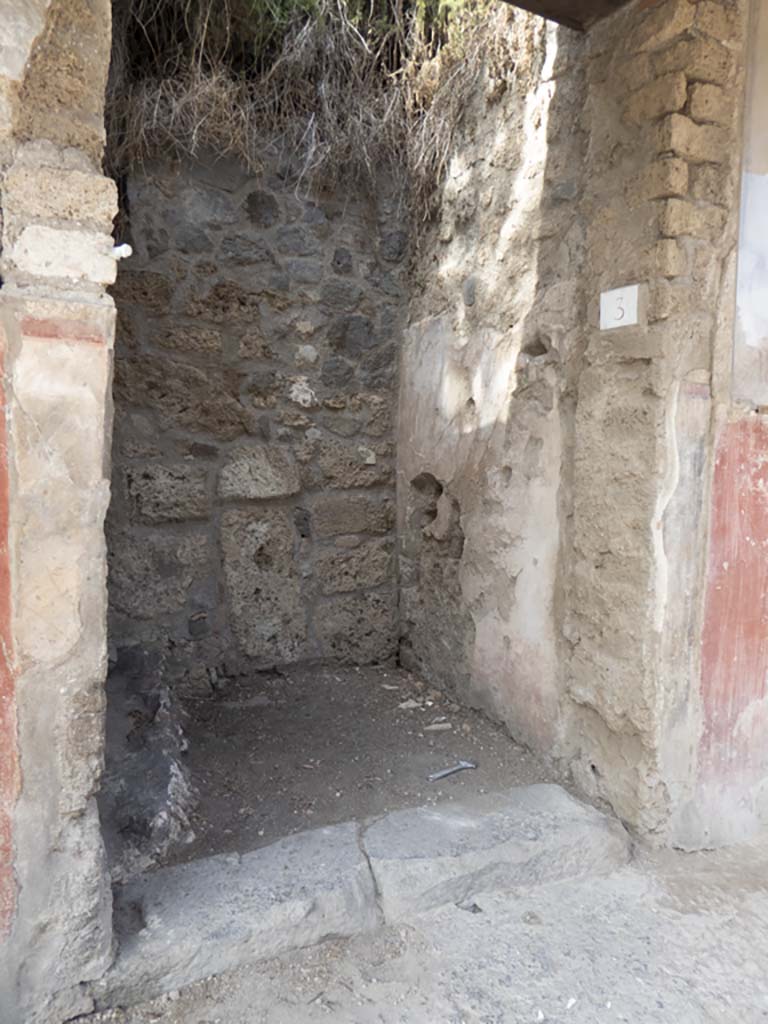 IX.11.3 Pompeii. September 2017. Looking towards east side of entrance doorway.
Foto Annette Haug, ERC Grant 681269 DÉCOR.
