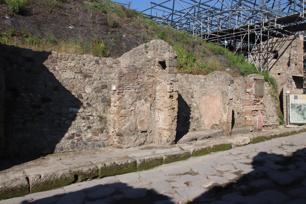 IX.11.6 Pompeii, in centre. October 2022. 
Looking north towards entrance doorways, with IX.11.5, on left, IX.11.6 in centre, next to IX.11.7. Photo courtesy of Klaus Heese. 

