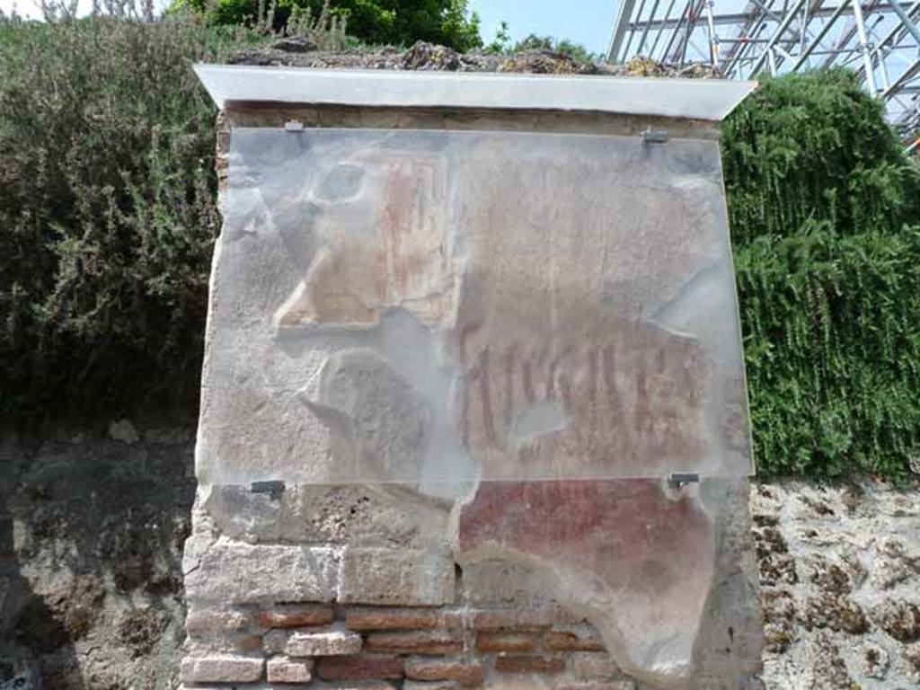 Pompeii. May 2010. Graffiti on front pilaster between IX.11.7 and IX.11.8. According to Varone and Stefani, under the sacred painting of Hercules and Minerva were CIL IV 7885 and 7886. On the right side (east) of the pilaster was CIL IV 7887. Only CIL IV 7887 has been conserved. See Varone, A. and Stefani, G., 2009. Titulorum Pictorum Pompeianorum, Rome: L’erma di Bretschneider, (p.435-437)
According to Epigraphik-Datenbank Clauss/Slaby (See www.manfredclauss.de), these read as –
A(ulum)  Suet[tium 3] 
aed(ilem)       [CIL IV 7885]
Mode[stum 3]       [CIL IV 7886]
Fuscum  aed(ilem)       [CIL IV 7887]
