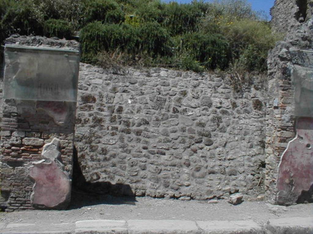 IX.11.8 Pompeii. May 2005. Entrance on Via dell’Abbondanza, looking north.
According to Eschebach this was a shop or caupona, with two doorways, another on the vicolo on the east side of the insula. See Eschebach, L., 1993. Gebäudeverzeichnis und Stadtplan der antiken Stadt Pompeji. Köln: Böhlau. (p.447)
.