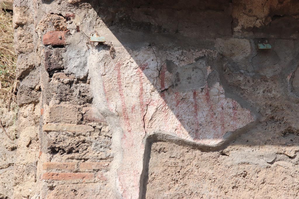 IX.11.8 Pompeii. October 2023.
Detail of remaining graffiti (CIL IV 7889) on front wall, east of doorway, at east end of insula. Photo courtesy of Klaus Heese. 
