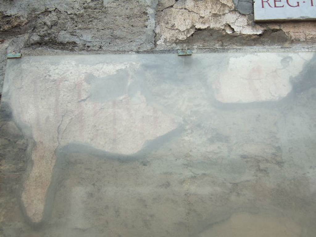 IX.11.8 Pompeii. May 2006. Graffito on front wall at east end of insula - 
Cn(aeum)  Helvium Sabinum 
aed(ilem)  v(os)  o(ro)  f(aciatis)  rog(at)         [CIL IV 7889] 
