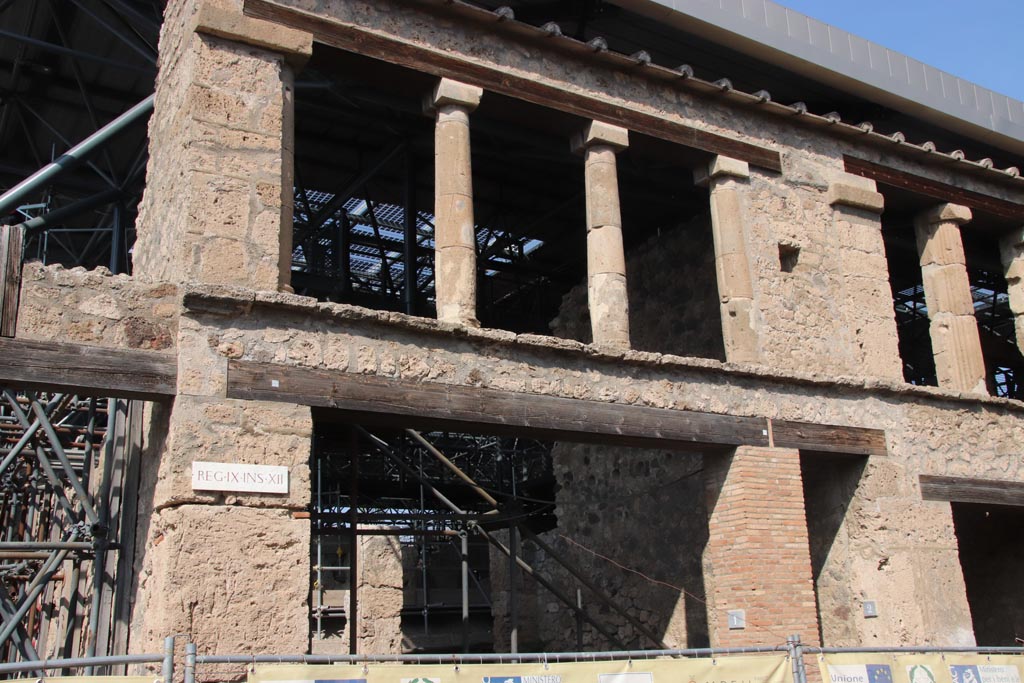 IX.12.1, in centre, and IX.12.2, on right. Pompeii. October 2023. Looking north to upper room. Photo courtesy of Klaus Heese.