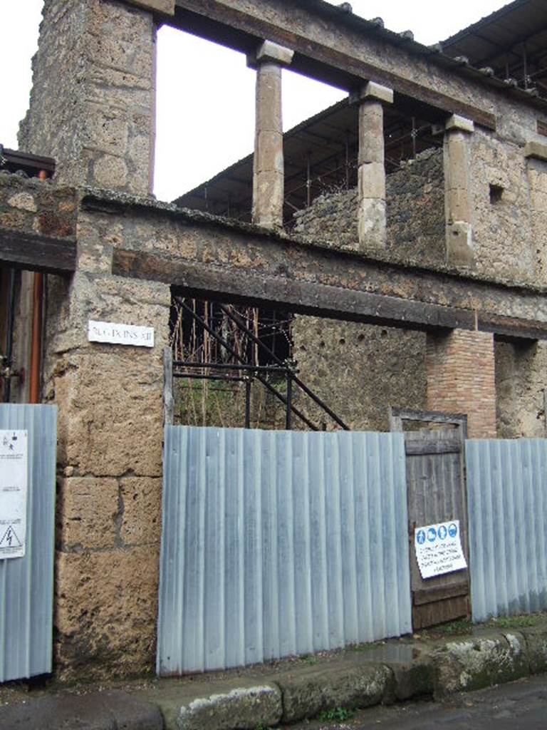 IX.12.1 Pompeii.  December 2005.  Entrance with columns above.