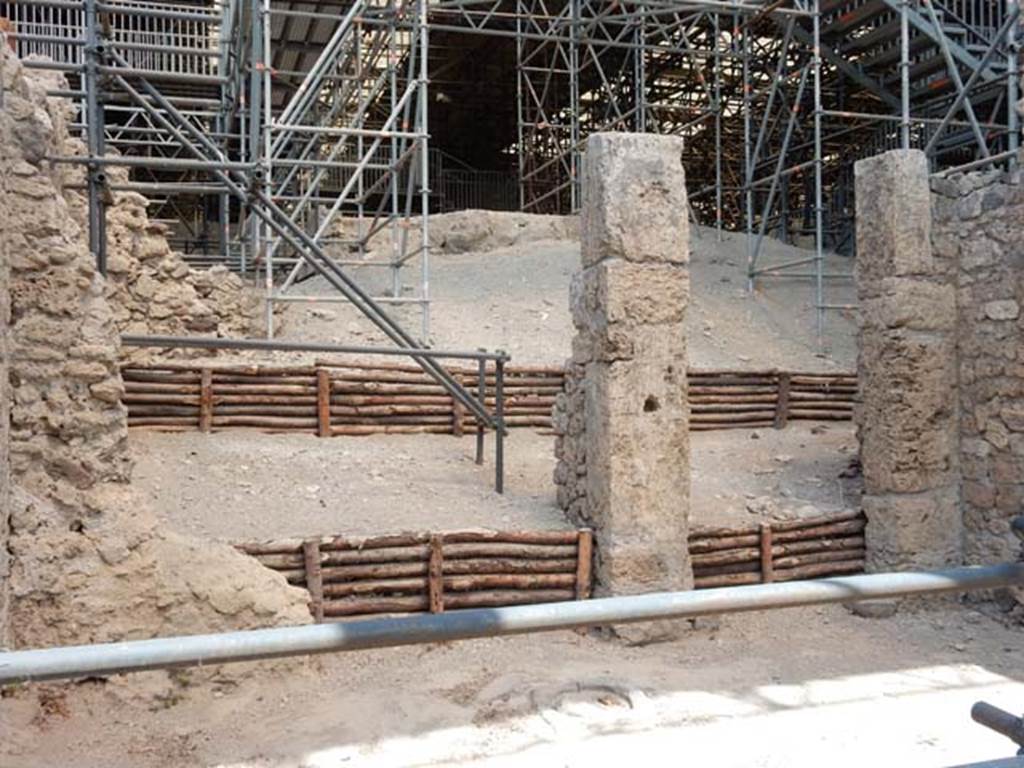 IX.12.1, Pompeii, May 2018. Looking north from entrance doorway towards rear of workshop room, with two doorways to rear rooms. Photo courtesy of Buzz Ferebee.
