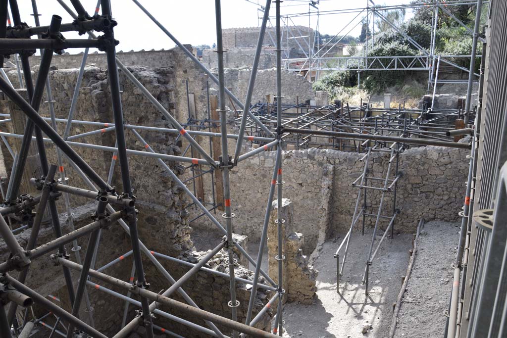 IX.12.1 Pompeii. February 2017. Looking west from IX.12.4, towards rear rooms “b” and “c”, on right. Photo courtesy of Johannes Eber.