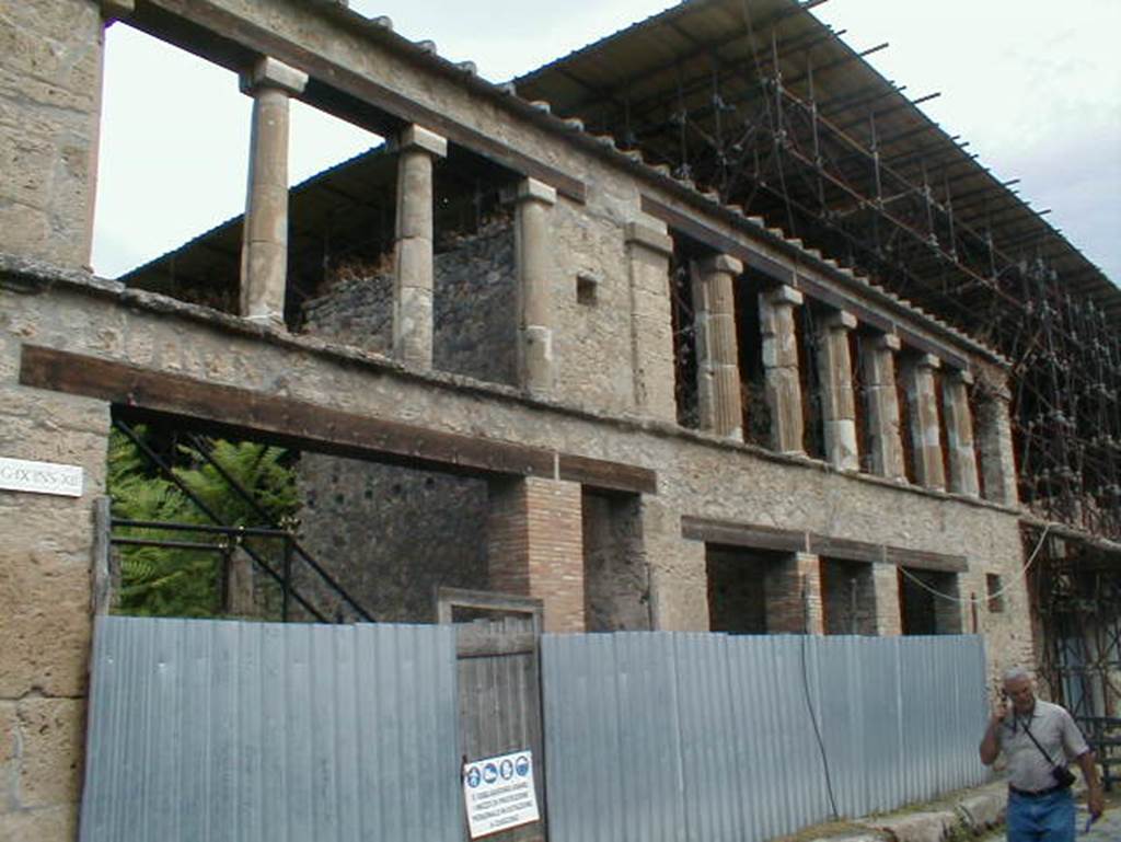 IX.12.1/2/3/4/5 Pompeii. September 2004. Upper floors on Via Dell Abbondanza. 
According to Garcia y Garcia, number 2 and 4 were hit by bombs in the air bombardment on 19th September 1943. The upper floors of both houses with their loggias and tufa columns which were first excavated and then lovingly restored by Spinazzola, were devastated.
Maiuri recuperated the elements and then reused and restored the loggias, however many elements were lost. The wall on the upper floor with the fresco of Bellerophon and his horse miraculously survived. Following the restoration, the entrance room wall was bricked up for the stairs that, in the south-west corner of the courtyard of no.4, led to the upper floor, resting against the western wall of workshop IX.12.3. Even the niche existing in the northern wall of IX.12.5 disappeared after the destruction of 1943 and the subsequent restorations.
See Garcia y Garcia, L., 2006. Danni di guerra a Pompei. Rome: LErma di Bretschneider. (p.158)

