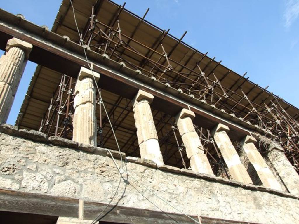 IX.12.3 Pompeii.  December 2005.  Upper floor showing columns