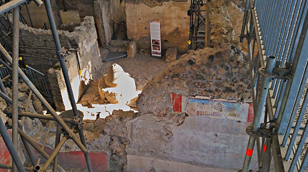 IX.12.4 Pompeii. 2016/2017.  Room “l(L)”, lower left with painted red walls, and room “f”, lower right, with painted upper wall.
East wall of room being excavated, on west side of bakery at IX.12.6. Photo courtesy of Giuseppe Ciaramella.

