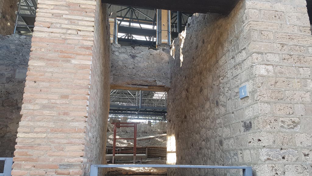 IX.12.4 Pompeii. August 2023. Looking north through entrance doorway into fauces “a”. Photo courtesy of Maribel Velasco.