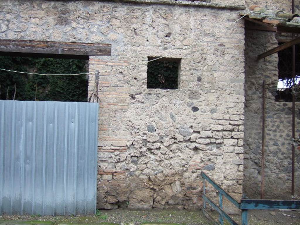 IX.12.5 Pompeii.  December 2005.  Shop entrance and window wall.

