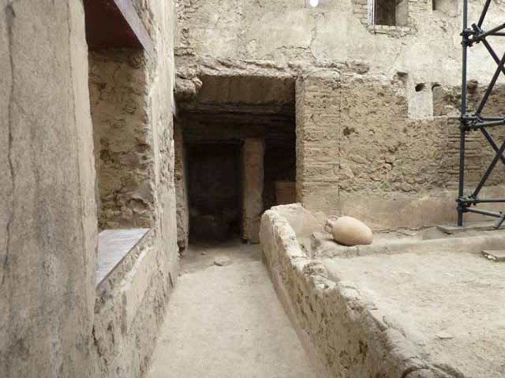 IX.12.6 Pompeii. May 2010. Room 6, looking east towards doorway to room 7.