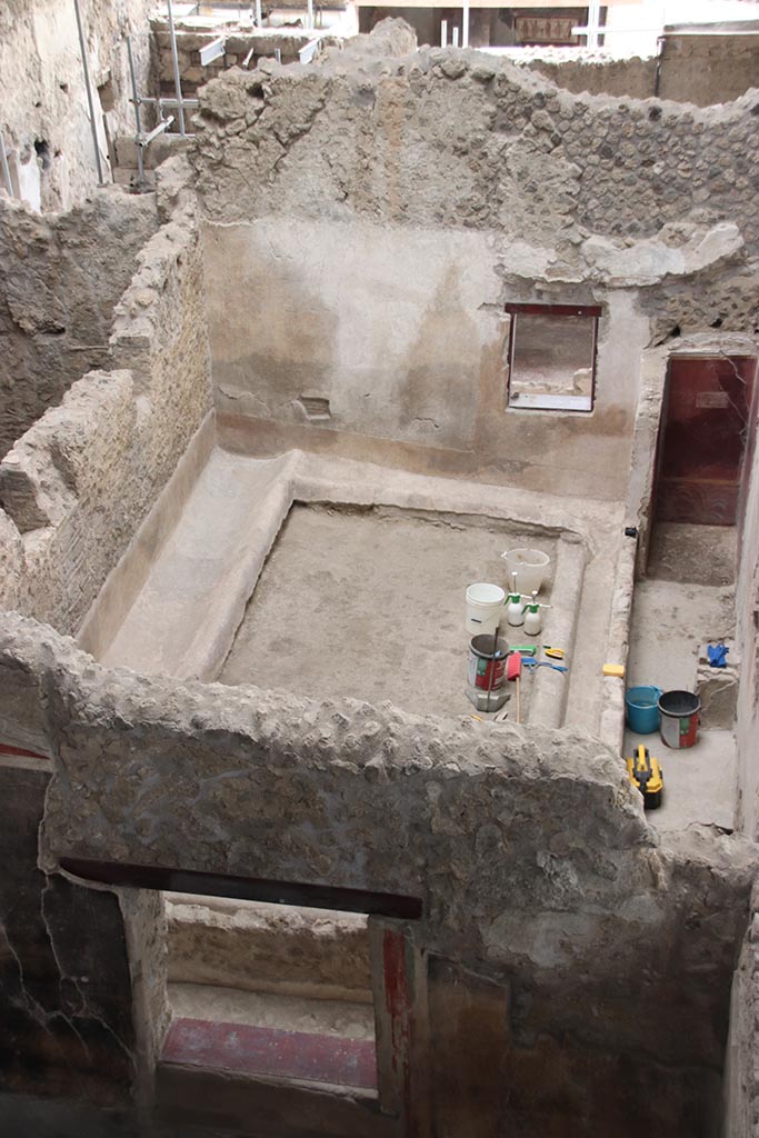 IX.12.6 Pompeii. October 2024. 
Room “n1”, looking south, with window from triclinium “m”, lower side.  Photo courtesy of Klaus Heese.
