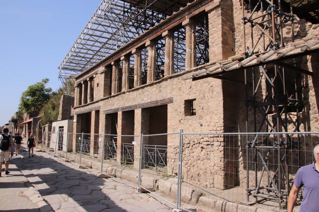 IX.12.06, Pompeii, on right. 
Looking west across southern facade of the insula on Via dell’Abbondanza. Photo courtesy of Klaus Heese.

